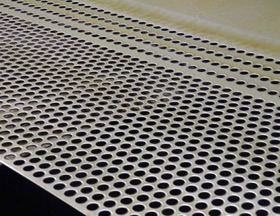 沖孔網在柴(chai)油機散熱器(qi)上的應用