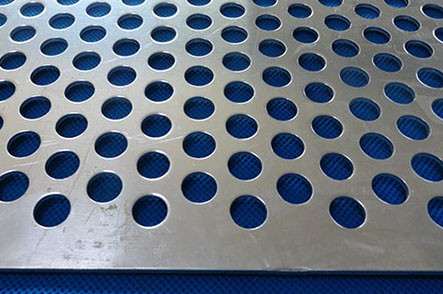 不(bú)鏽鋼沖(chòng)孔網在(zai)化工業(ye)的重要(yào)性