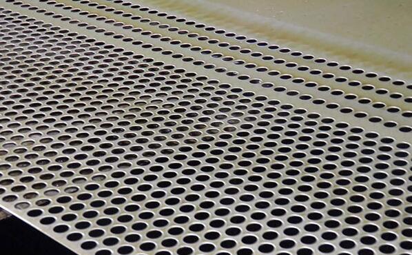 鋼闆沖(chong)孔網在沖孔(kǒng)的時候要注(zhù)意的問題