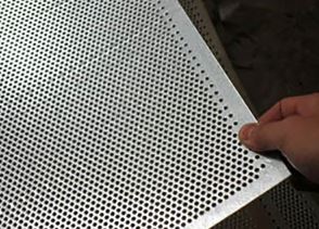 不鏽鋼(gang)沖孔網切割時的(de)難度有哪些