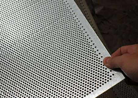 不鏽鋼沖孔(kǒng)網在沖孔操作中(zhong)應避免哪些問題(ti)