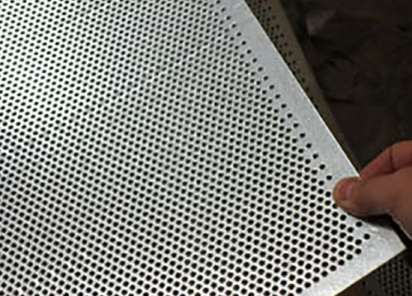 不鏽(xiù)鋼沖孔(kong)網在篩(shai)分中的(de)作用