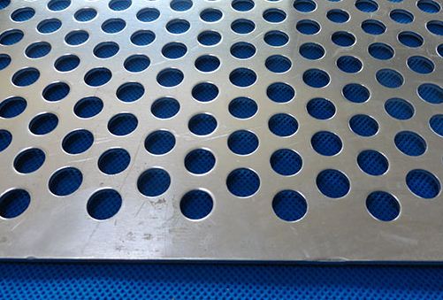 防止不(bu)鏽鋼沖孔(kǒng)網制品拉(la)伸開裂的(de)方法