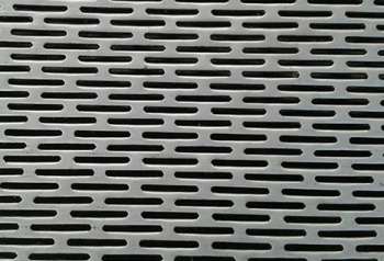 沖孔(kong)網網孔堵(dǔ)塞時要怎(zen)麽處理