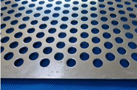 如何判斷不(bú)鏽鋼沖孔網的優(you)劣