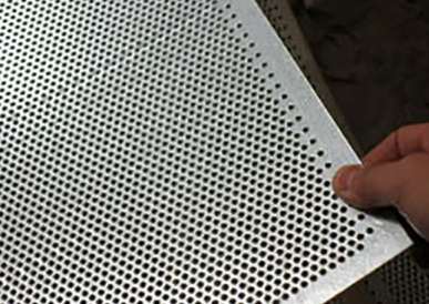 不鏽鋼沖孔(kong)網對模具的(de)要求非常嚴(yan)格