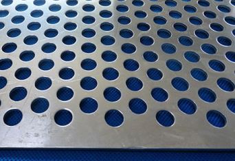 如(ru)何保證(zhèng)不鏽鋼(gāng)沖孔網(wang)的平整(zheng)度